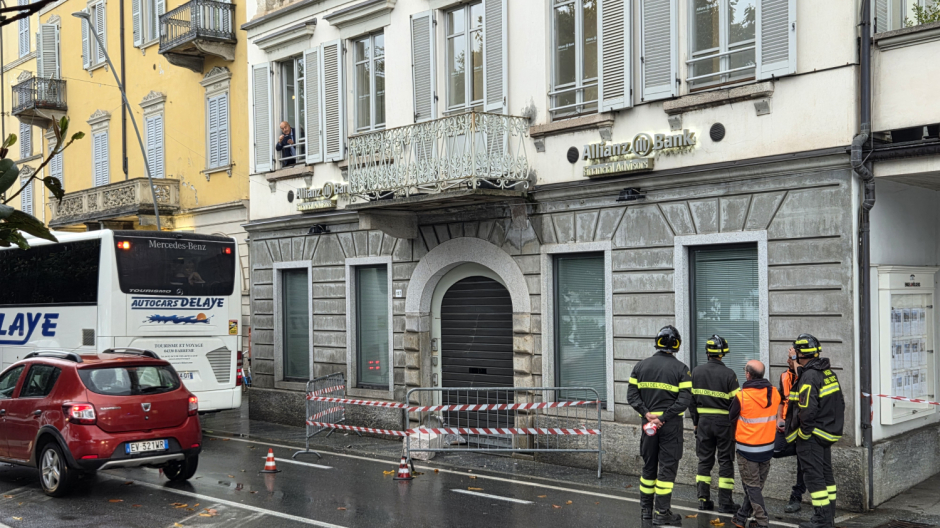 Pullman turistico danneggia un balcone sulla statale