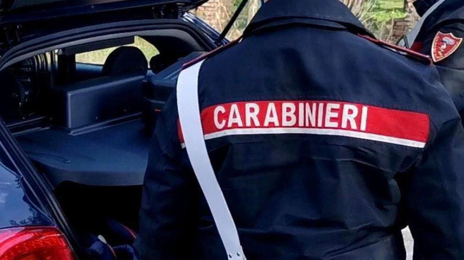 Fermati sulla SS33 con oltre 300 cosmetici rubati: arrestata coppia del Pavese