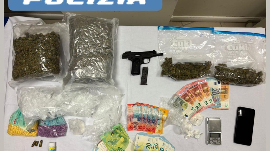 Pistola, un chilo e mezzo di droga e anabolizzanti: tre ventenni domesi arrestati