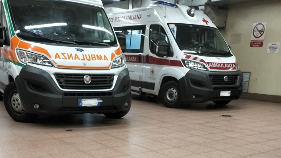 Anziana cade in casa, urla e la salvano