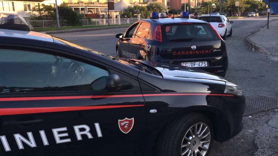 Rubano 6.000 euro di trucchi e prodotti di bellezza: due in manette
