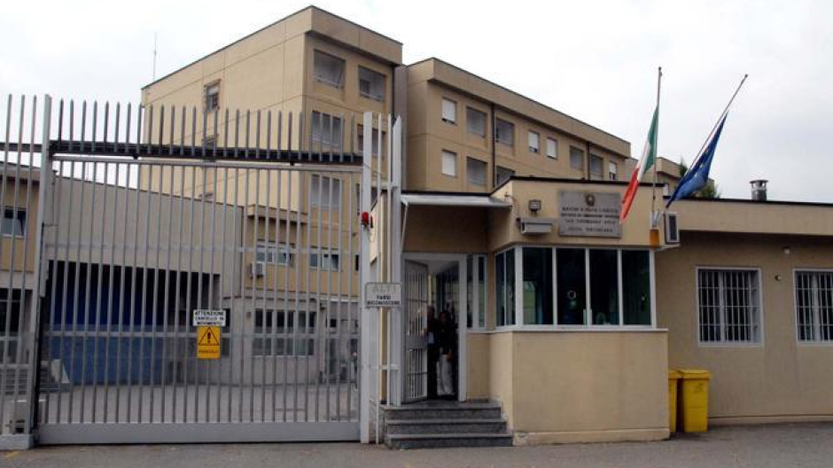 Cellulari introdotti in carcere a Biella tramite una fionda