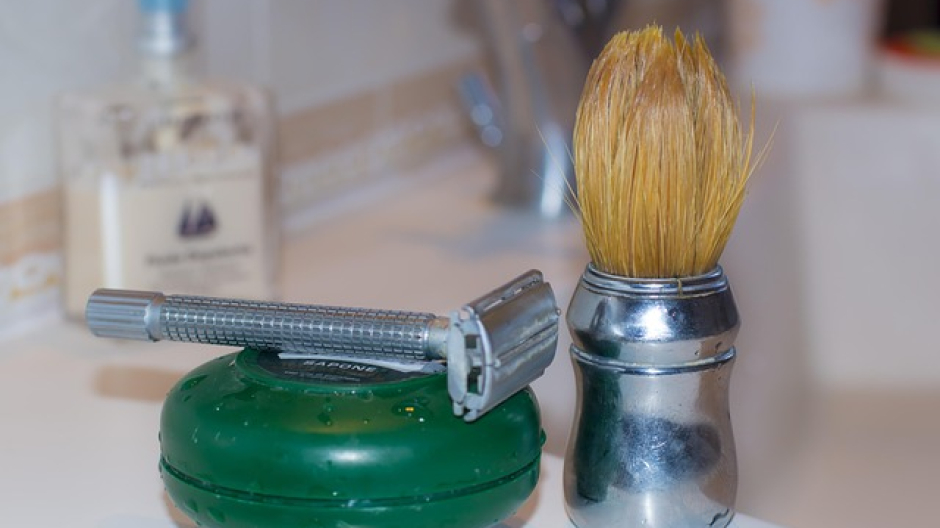 Anche le lamette da barba sono rifiuti speciali: multa a un barbiere