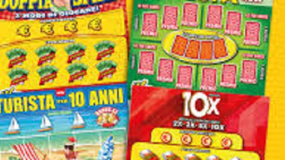 Rubano 1000 euro di gratta e vinci da una tabaccheria