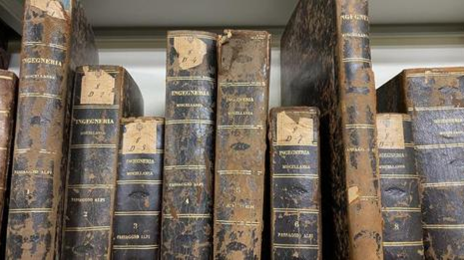 I carabinieri donano volumi storici alla biblioteca di Biella