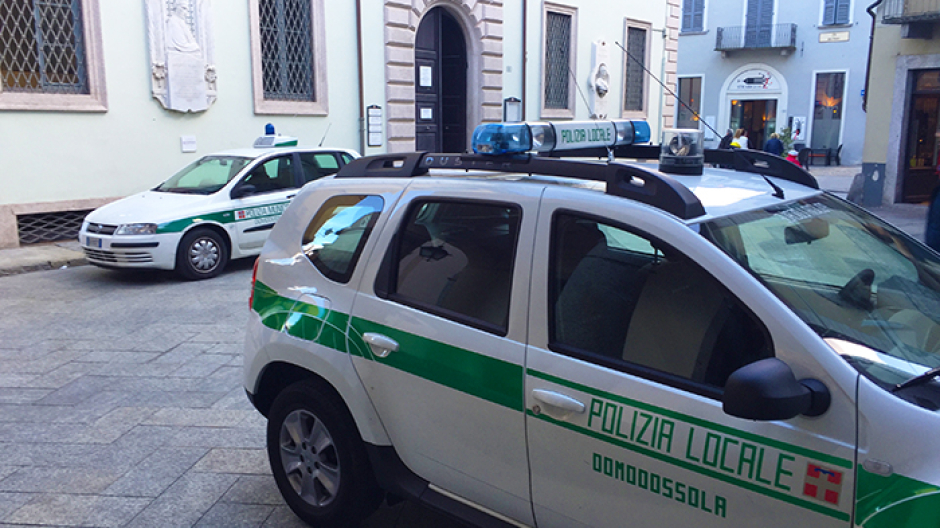 Tre auto coinvolte in un incidente in via Torino: conducente ubriaca al volante