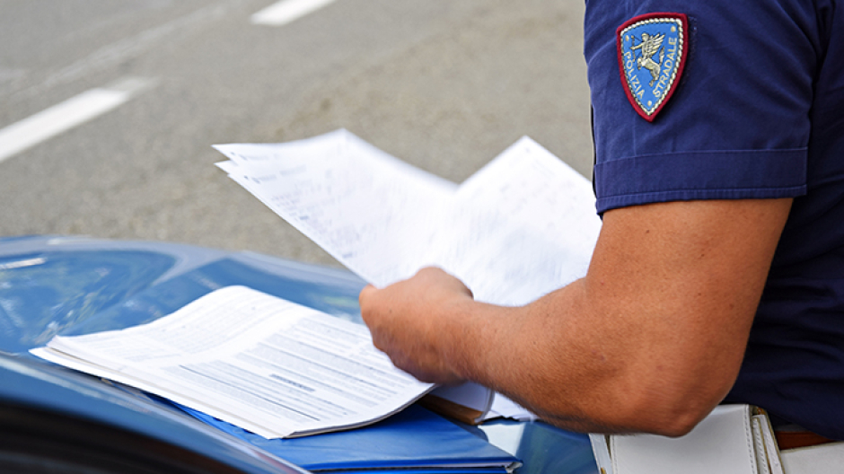 Fermato per una revisione scaduta, arrestato per mandato europeo