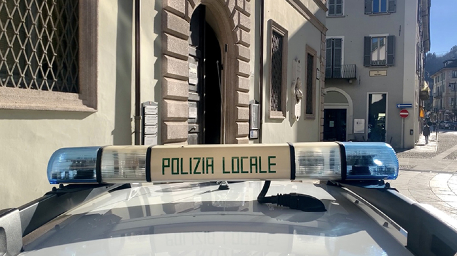 Urta un’auto in sosta e fugge: rintracciato dalla Polizia Locale