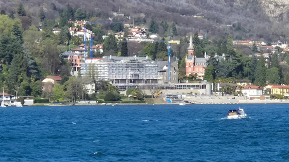 Opere non autorizzate nella spiaggia del grand hotel di Baveno: cantiere sospeso