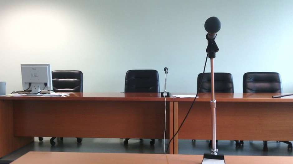 Scese al bar a fumare e bere una birra lasciando la figlia di 3 anni in casa: assolta
