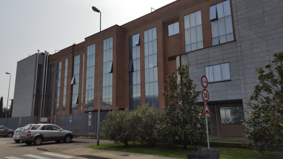 Balcone in fiamme a causa di un mozzicone, l’inquilino rimborsa l’assicurazione