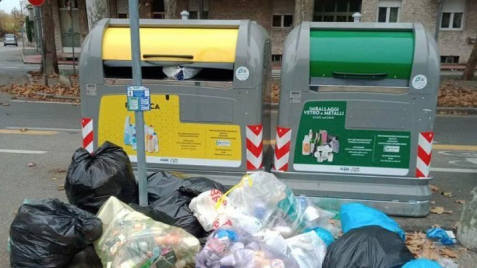 Il vicino gli mette l'immondizia davanti al box auto