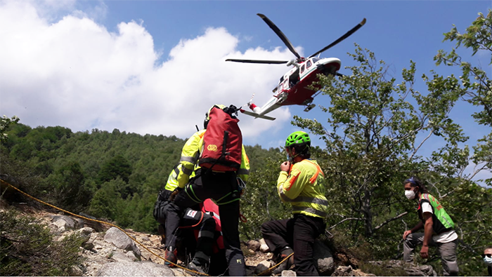Cade con la mountain bike in un dirupo: è grave
