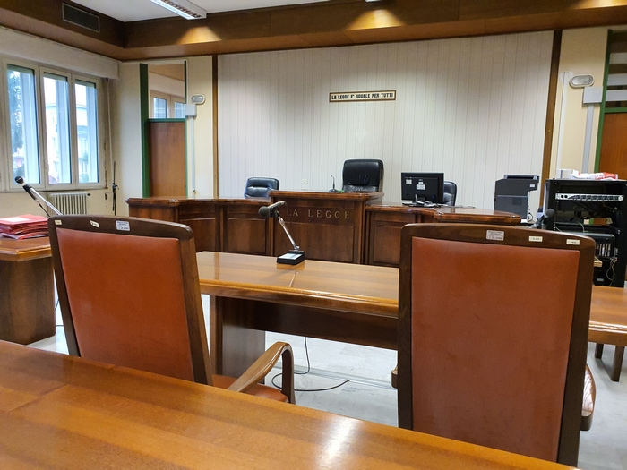 Stupro di gruppo in spiaggia, il processo inizia con un rinvio