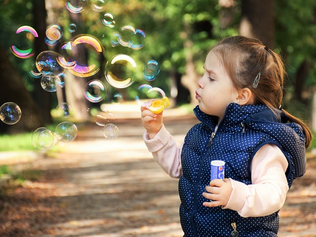 Coccole e filastrocche, nuovo appuntamento estivo per mamme e bebè in biblioteca 