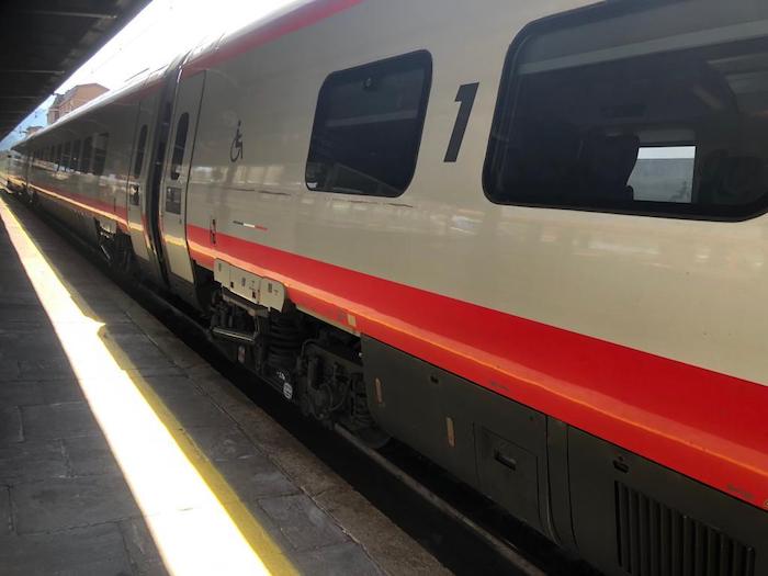 A Santhià sindaco protesta contro il degrado della stazione