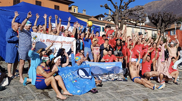 Quel tuffo nel lago gelato che scalda il cuore. Domenica a Mergozzo